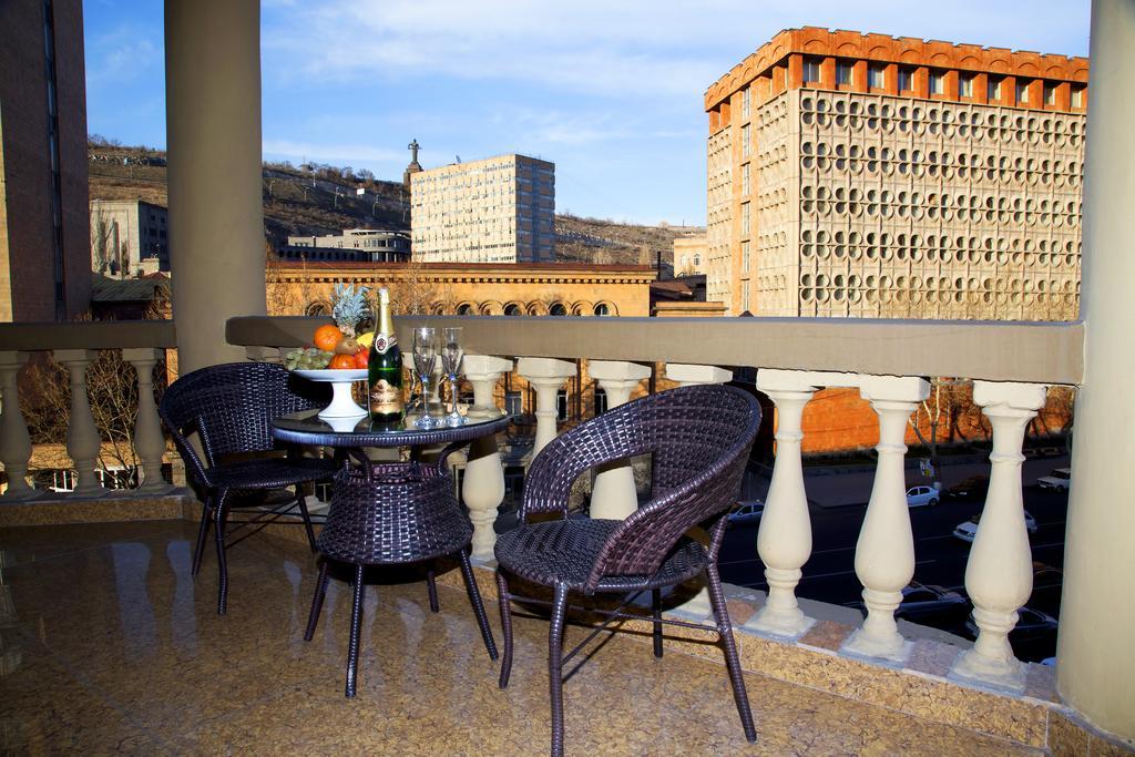 Imperial Palace Hotel Yerevan Bagian luar foto